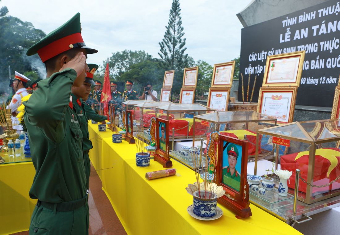 Dong doi thap huong tuong nho cac liet si tai Nghia trang liet si tinh Binh Thuan. Anh: Duy Tuan 