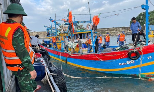 Chiếc tàu cá gặp nạn trên biển, được các lực lượng lai dắt vào bờ. Ảnh: Đồn Biên phòng Cồn Cỏ