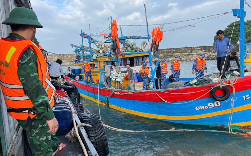 The fishing boat in distress at sea was towed to shore by forces. Photo: Con Co Border Guard Station