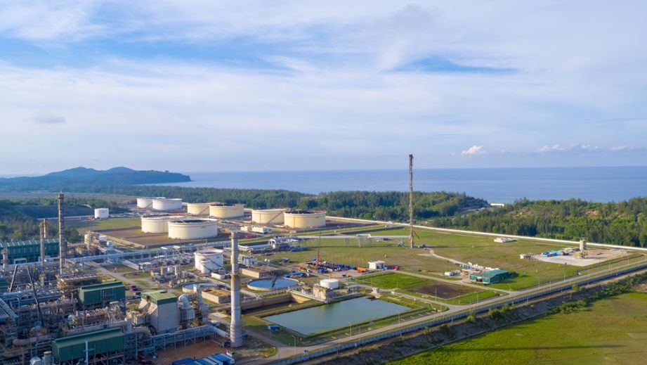 Dung Quat Oil Refinery has an area of ​​over 800 hectares, located in Binh Tri and Binh Thuan communes (Binh Son district, Quang Ngai province).
