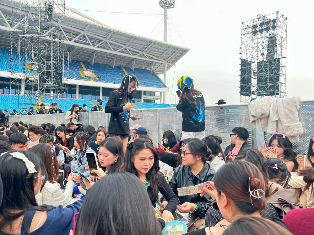 The fanzone area is crowded with audiences waiting at the concert Anh trai say hi. Photo: Phuong Linh