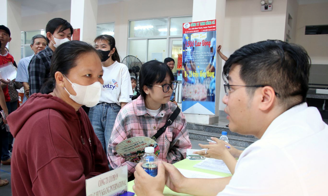 Can bo lam cong tac tu van viec lam luon no luc cung cap day du thong tin va tinh tan giai dap moi thac mac de nguoi lao dong lua viec lam phu hop voi nang luc, nhu cau... Anh: Thanh Mai