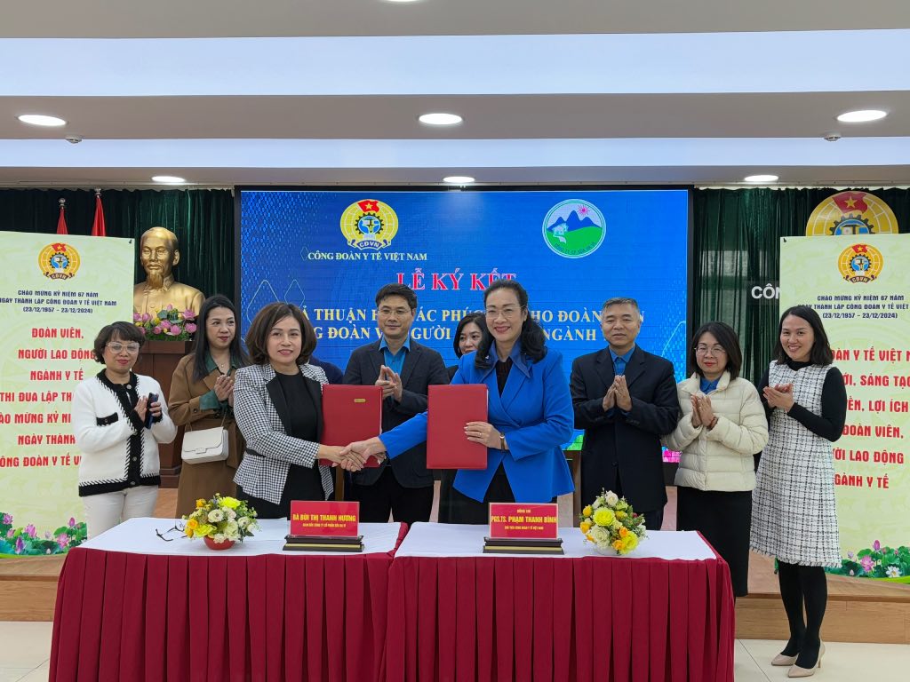 Ms. Pham Thanh Binh, Chairwoman of the Vietnam Health Trade Union (front row, right) and Ms. Bui Thi Thanh Huong, Director of Ba Vi Milk Joint Stock Company signed a welfare cooperation agreement. Photo: Bao Han