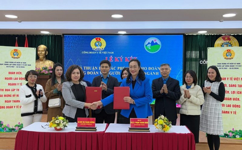 Ms. Pham Thanh Binh, Chairwoman of the Vietnam Health Trade Union (front row, right) and Ms. Bui Thi Thanh Huong, Director of Ba Vi Milk Joint Stock Company signed a welfare cooperation agreement. Photo: Bao Han
