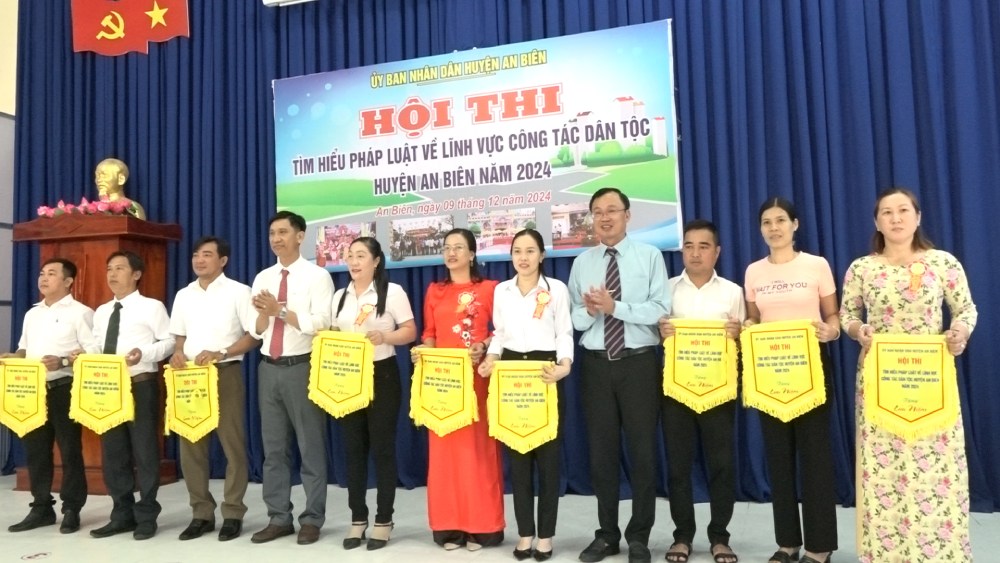 Presenting souvenir flags to teams participating in the 2024 Law Competition on Ethnic Affairs. Photo: Xuan Nhi