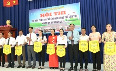Presenting souvenir flags to teams participating in the 2024 Law Competition on Ethnic Affairs. Photo: Xuan Nhi