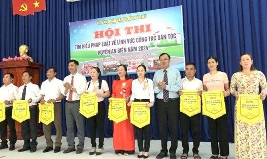 Tặng cờ lưu niệm cho các đội tham gia Hội thi tìm hiểu pháp luật về lĩnh vực công tác dân tộc năm 2024. Ảnh: Xuân Nhi
