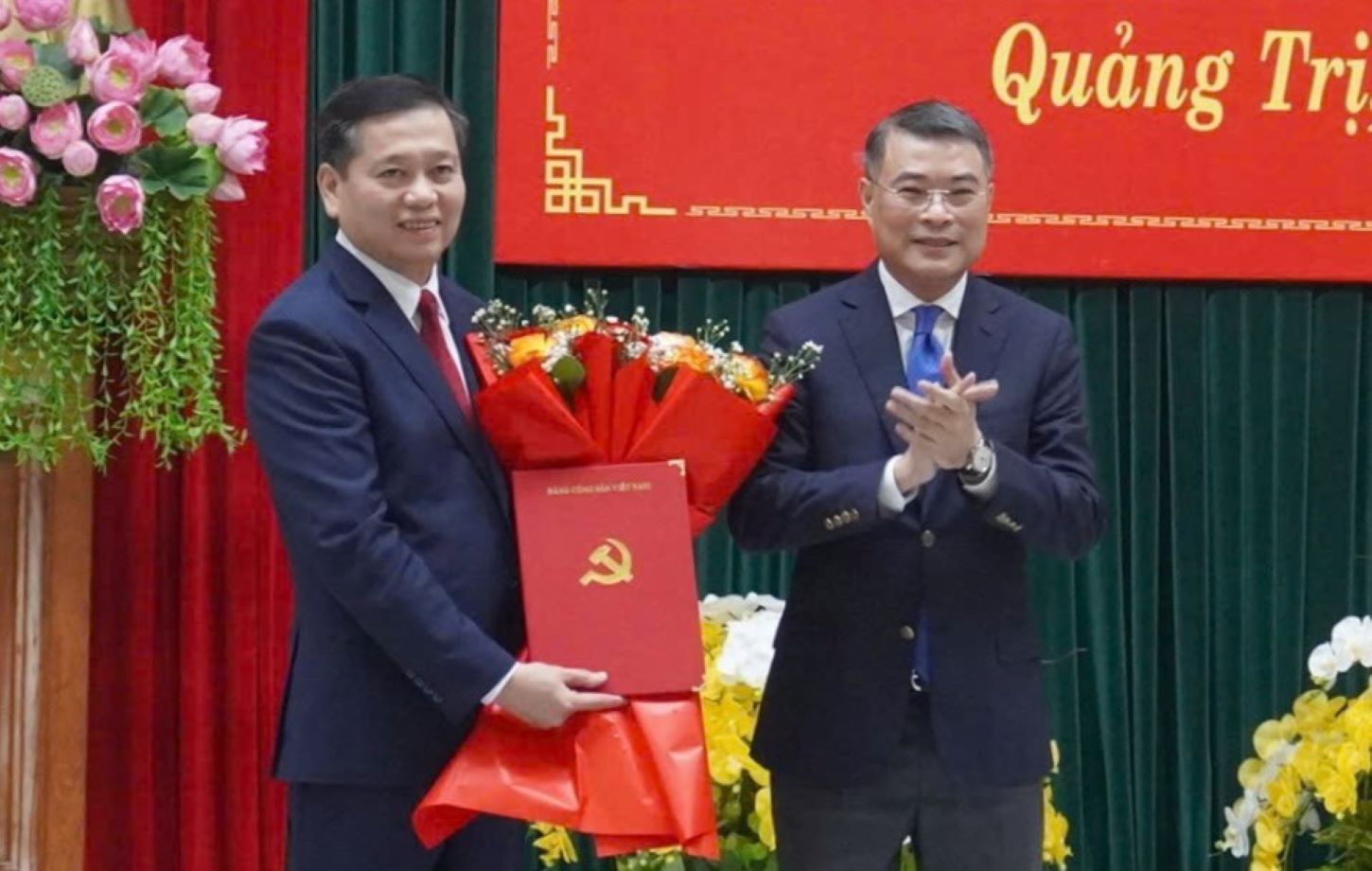 Tan Bi thu Tinh uy Quang Tri Nguyen Long Hai (trai anh) nhan quyet dinh ve cong tac can bo. Anh: Hung Tho.