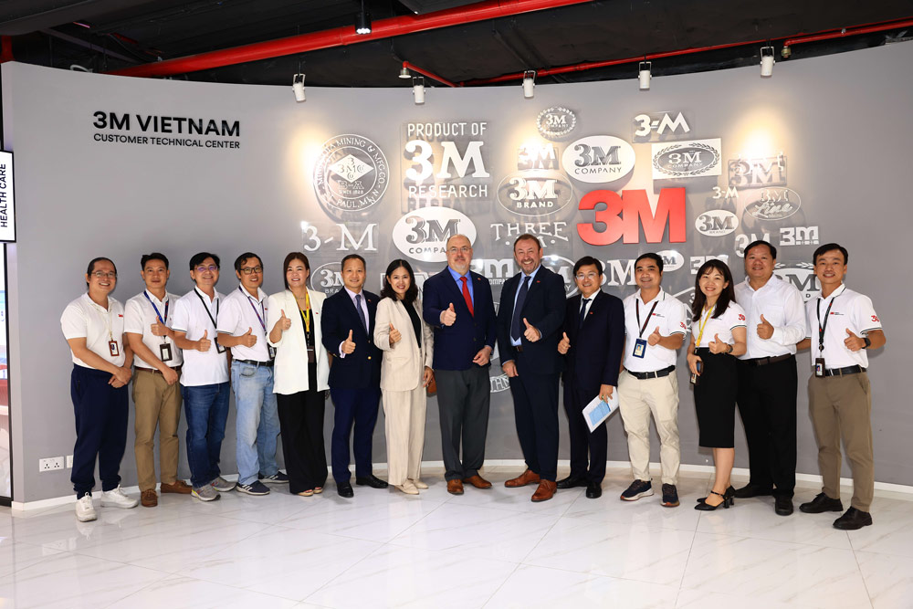 Mr. Gregory Harris, Commercial Attache, Commercial Affairs - Consulate General of the United States in Ho Chi Minh City visited the 3M Technical and Customer Center in Ho Chi Minh City. Photo: Provided by the company