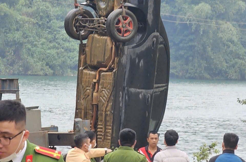 A car with a male body inside was discovered at the bottom of Hoa Binh Lake. Photo: Mai Chau Police