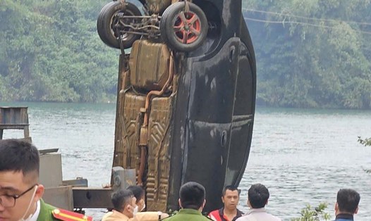 Chiếc xe ôtô cùng thi thể nam giới bên trong được phát hiện dưới lòng hồ Hòa Bình. Ảnh: Công an Mai Châu