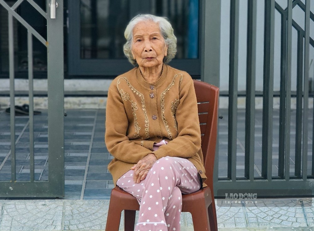 Tung sinh song hang chuc nam o khu vuc Tay thanh Thuy quan (cua duong thuy ra vao Kinh thanh), ba Nguyen Thi Giap (91 tuoi) cho biet, ba cung nguoi than da tung song cuc kho, kho khan o khu vuc di tich, may nho co De an di dan, da giup ba co mot cuoc song moi va ngoai mong doi. “Nha toi co ba ba chau. O day (khu tai dinh cu) thi thoai mai hon, vi o trong kia (khu vuc di tich) toi o duoi ao ho, duoi do toi tam, lu lut cuc kho lam. Ra day co cho gan, duong sa sach dep, nha cua kien co o cung thuan tien, an tam”, ba Giap noi. 