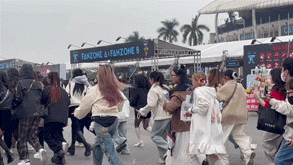 The chase scene at My Dinh Stadium before the Anh Trai Say Hi concert starts tonight. Photo: Minh Hue