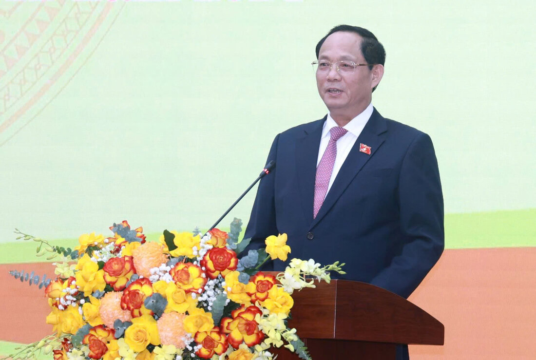 Vice Chairman of the National Assembly Tran Quang Phuong speaks at the opening session of the 29th session of the 13th Quang Ngai Provincial People's Council for the 2021-2026 term. Photo: Vien Nguyen