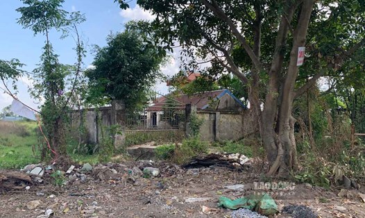 Rác thải bủa vây ngay khu vực nhà chứa chất thải nguy hại làng nghề Vân Chàng, thị trấn Nam Giang. Ảnh: Hà Vi