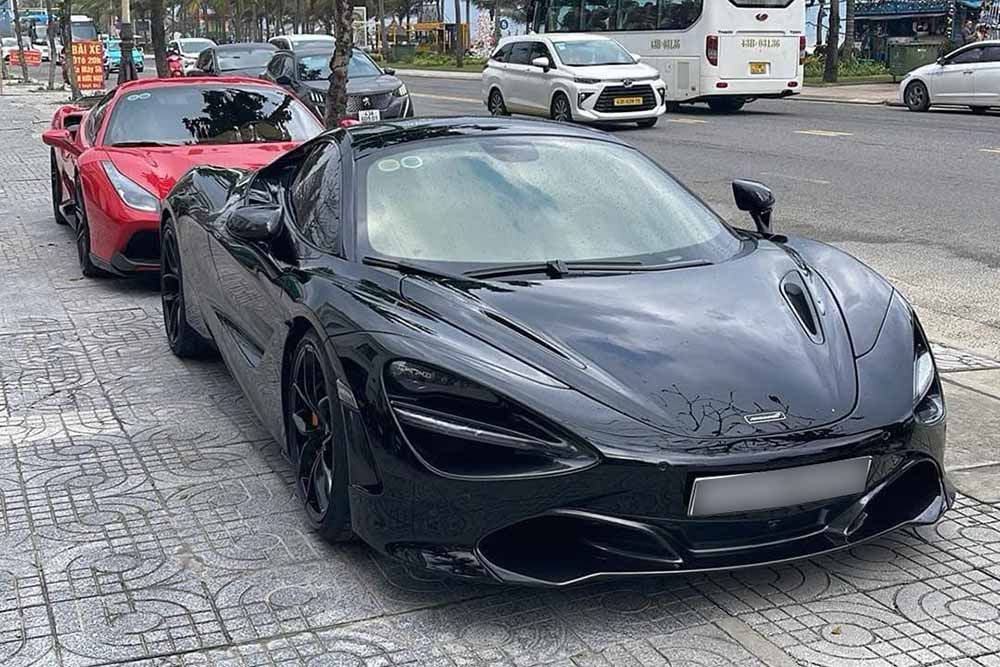 Two billion-dollar Ferrari and McLaren supercars appeared on the streets of Da Nang. Photo: Dang Dinh Thi