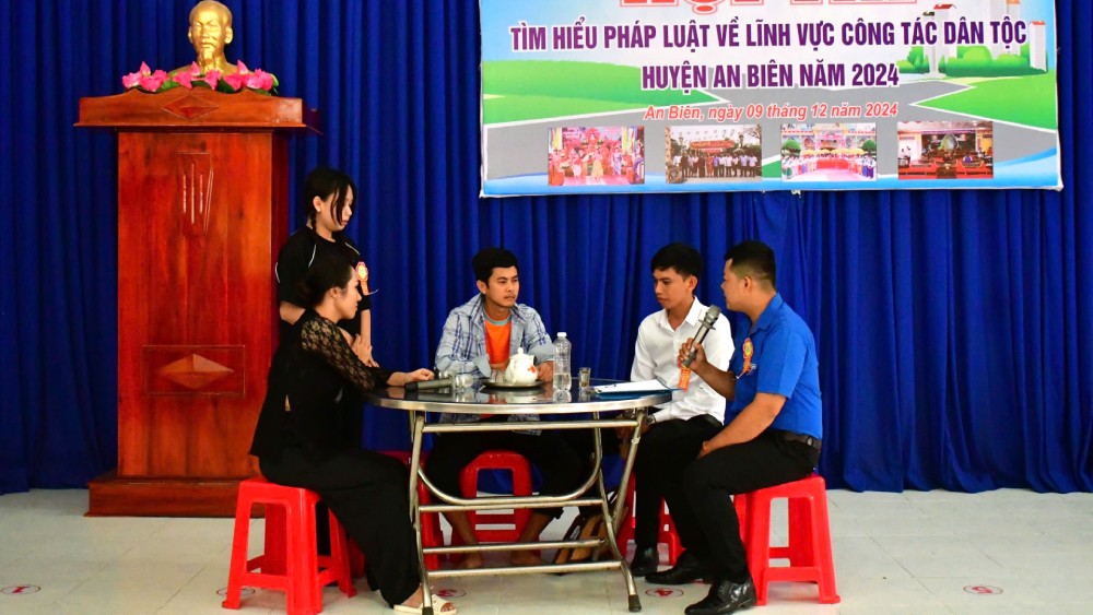 Short essay competition in the 2024 contest to learn about the law on ethnic affairs. Photo: Xuan Nhi