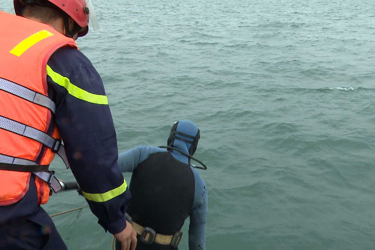 Overcoming difficulties caused by bad weather, cold weather, and big waves, the diving team deployed to search for victims. Photo: Cam Pha Portal