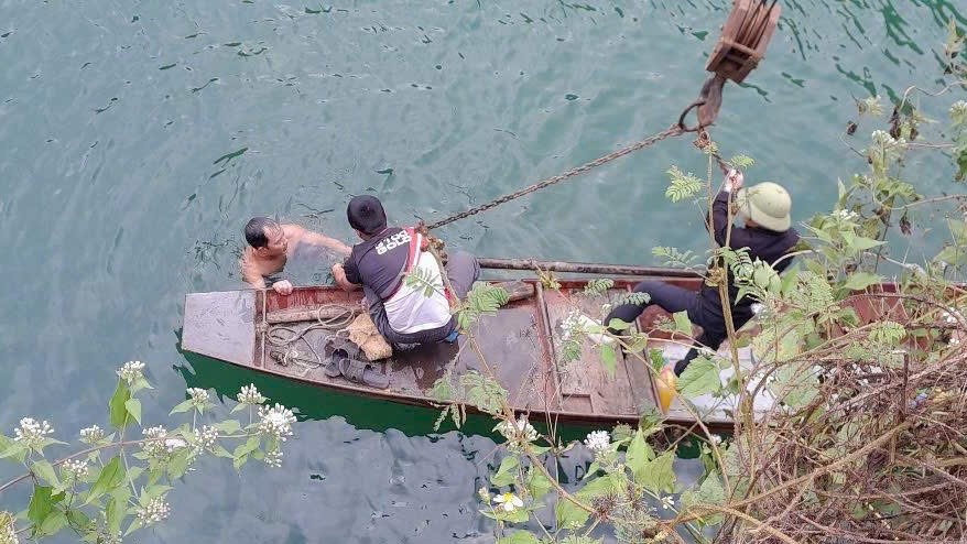A car with a male body inside was discovered at the bottom of Hoa Binh Lake. Photo: Mai Chau Police