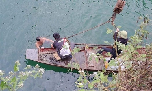 Chiếc xe ôtô cùng thi thể nam giới bên trong được phát hiện dưới lòng hồ Hòa Bình. Ảnh: Công an Mai Châu