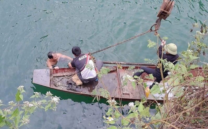 A car with a male body inside was discovered at the bottom of Hoa Binh Lake. Photo: Mai Chau Police