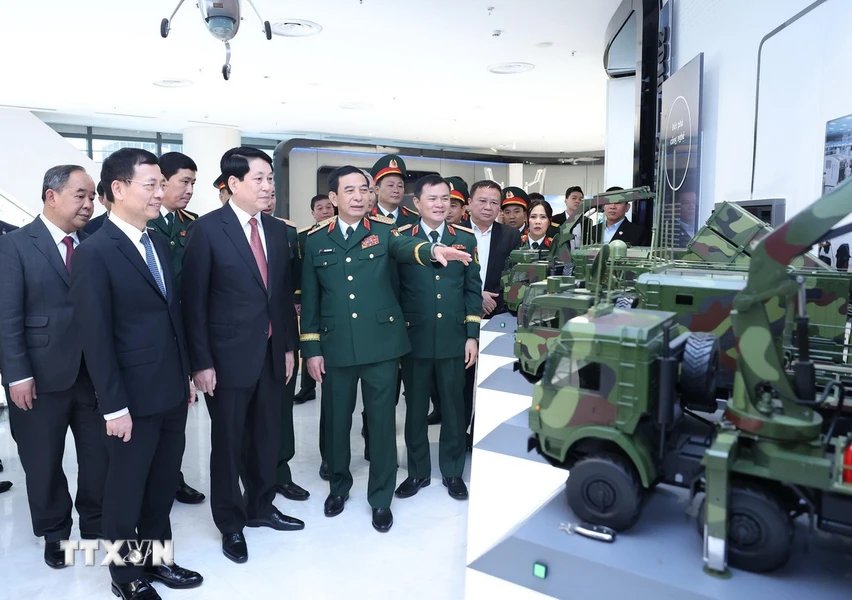 President Luong Cuong and delegates visit Viettel's technology exhibition. Photo: VNA