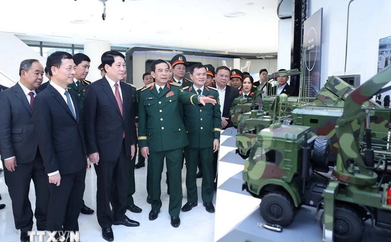 President Luong Cuong and delegates visit Viettel's technology exhibition. Photo: VNA