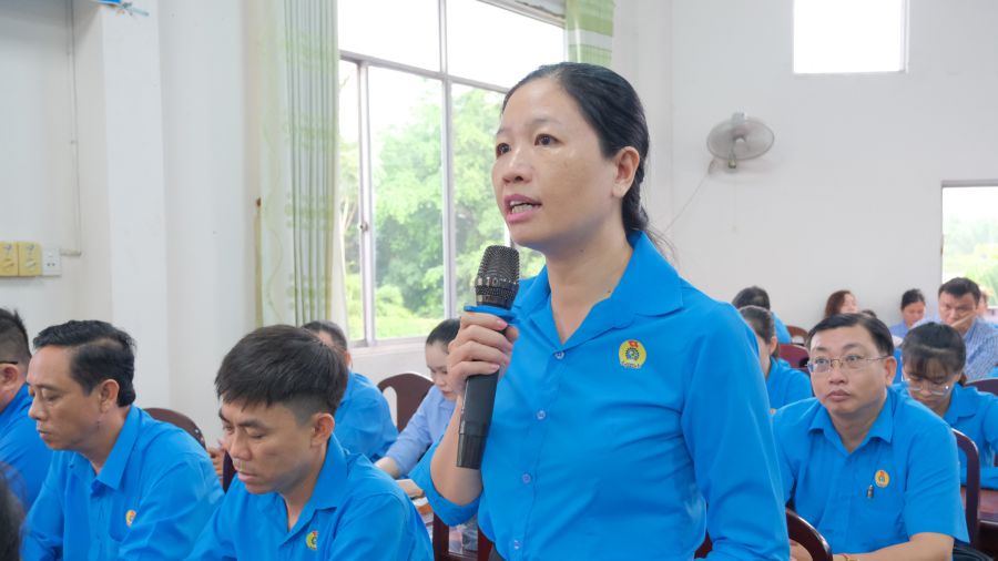Voter Mai Thi Kim Quyen expressed her opinion regarding the handling of businesses that owe and evade social insurance payments. Photo: My Ly