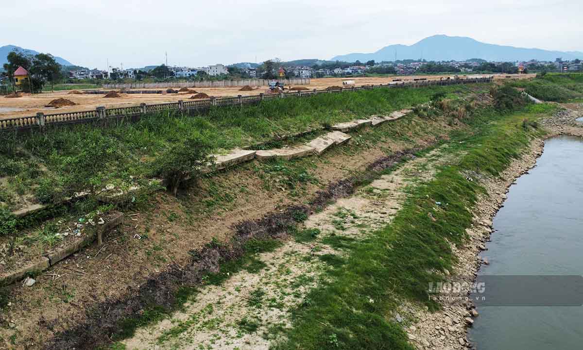 Desolation of the hundred billion dong embankment in Tuyen Quang. Photo: Viet Bac.