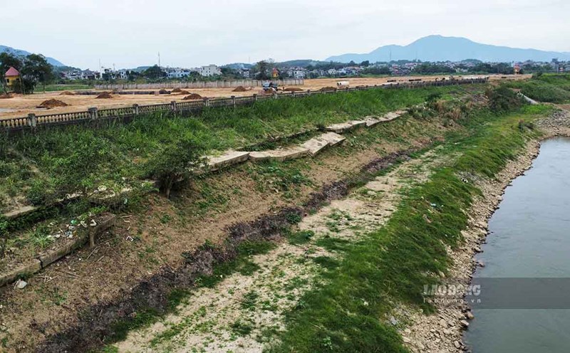 Desolation of the hundred billion dong embankment in Tuyen Quang. Photo: Viet Bac.