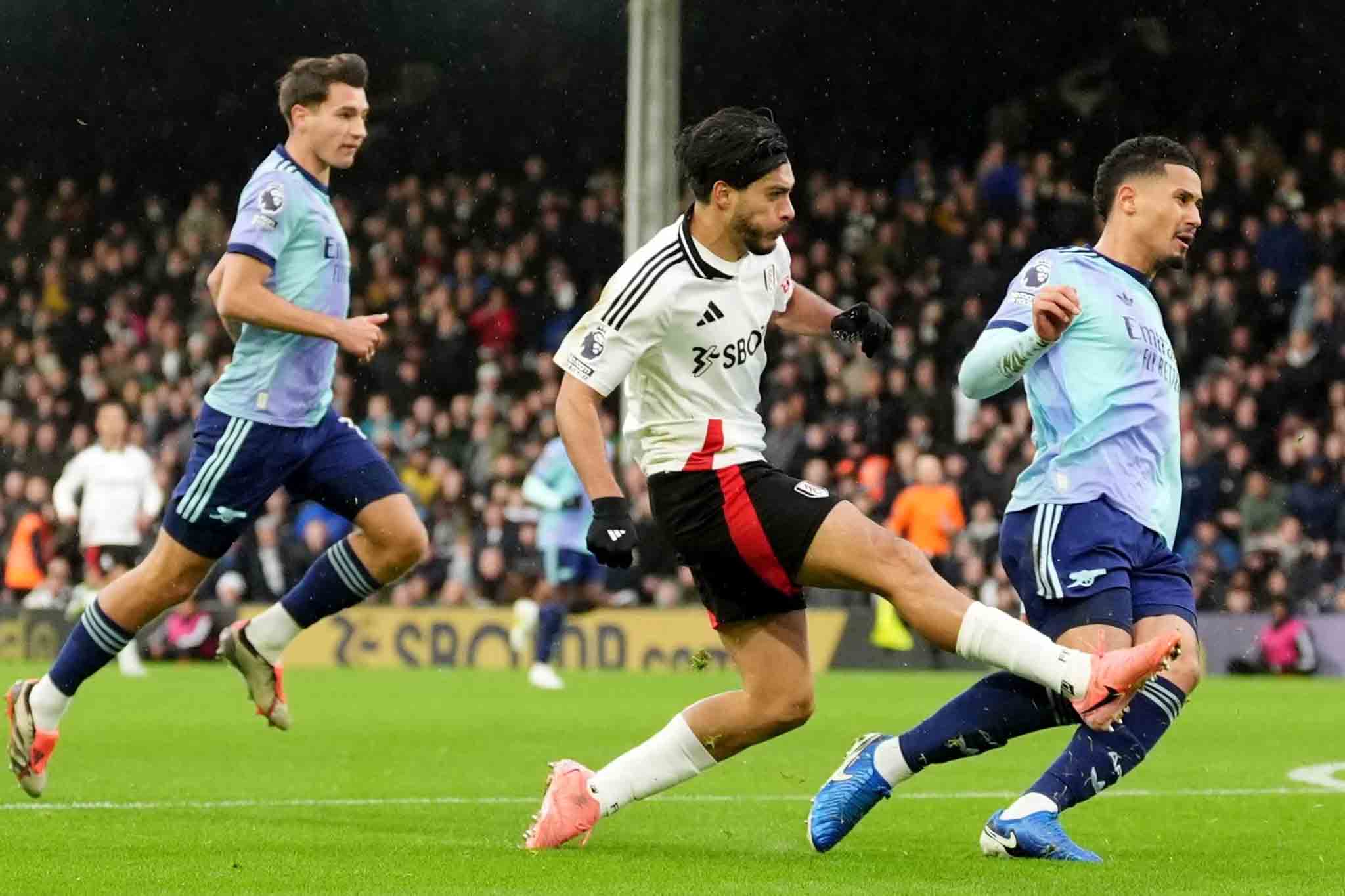 Ban thang duy nhat cua Raul Jimenez ben phia Fulham da khien Arsenal kho so. Anh: Premier League