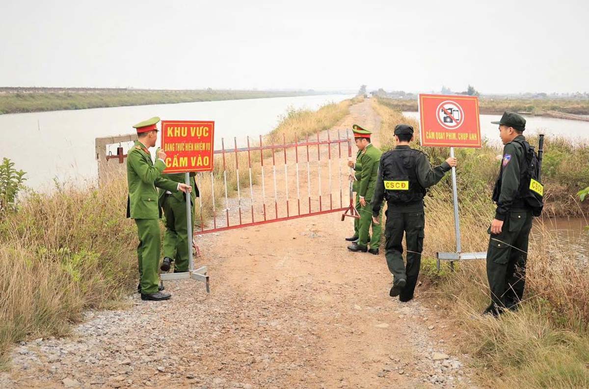 Organize checkpoints to ensure security and order to serve the land acquisition and site clearance work in the Con Xanh area. Photo: Nam Dinh Provincial Police