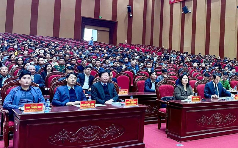 Delegates attend a meeting with voters after the 8th session of the 15th National Assembly in Nho Quan district, Ninh Binh. Photo: Nguyen Truong