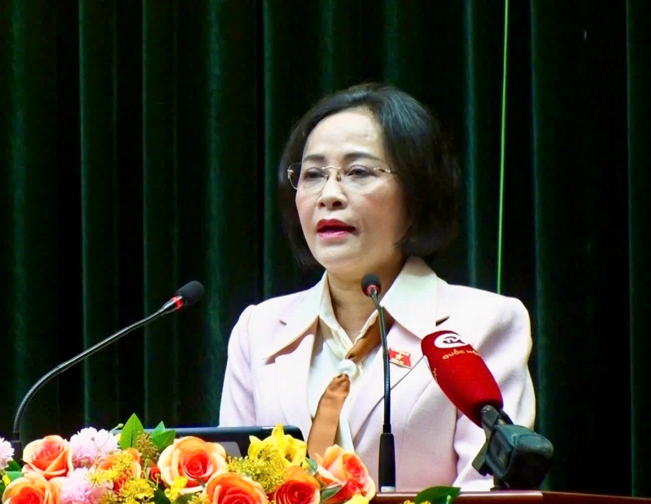 Pho Chu tich Quoc hoi Nguyen Thi Thanh tra loi, lam ro kien nghi cua cu tri huyen Nho Quan, Ninh Binh. Anh: Nguyen Truong