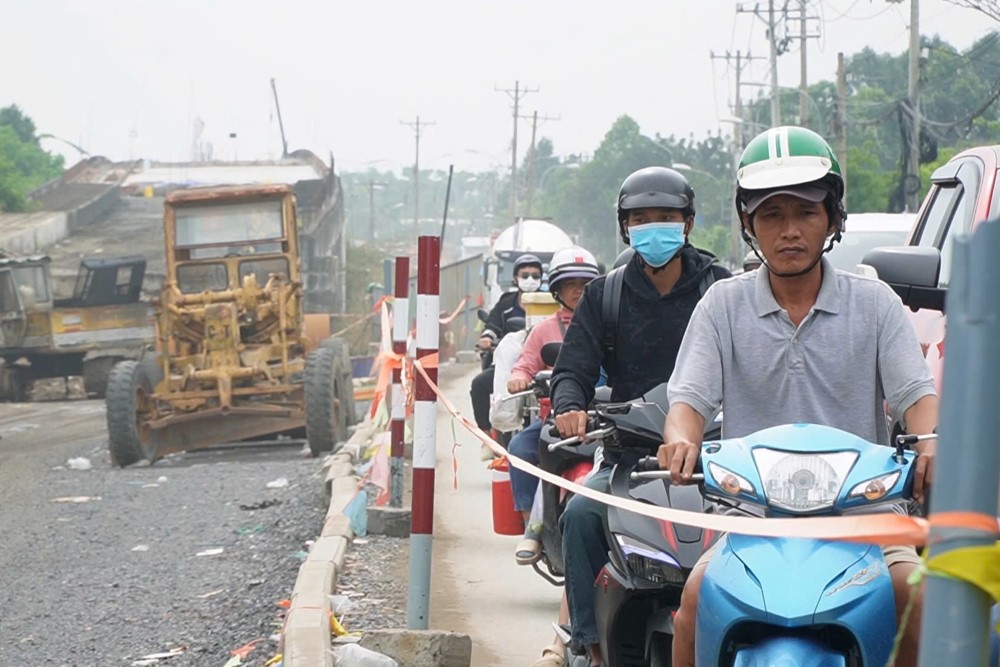 Khu vuc nay thuong xuyen bi un u keo dai do luong phuong tien tu duong Nguyen Duy Trinh, La Xuan Oai vao khu vuc khu cong nghe cao rat lon. Anh: Anh Tu