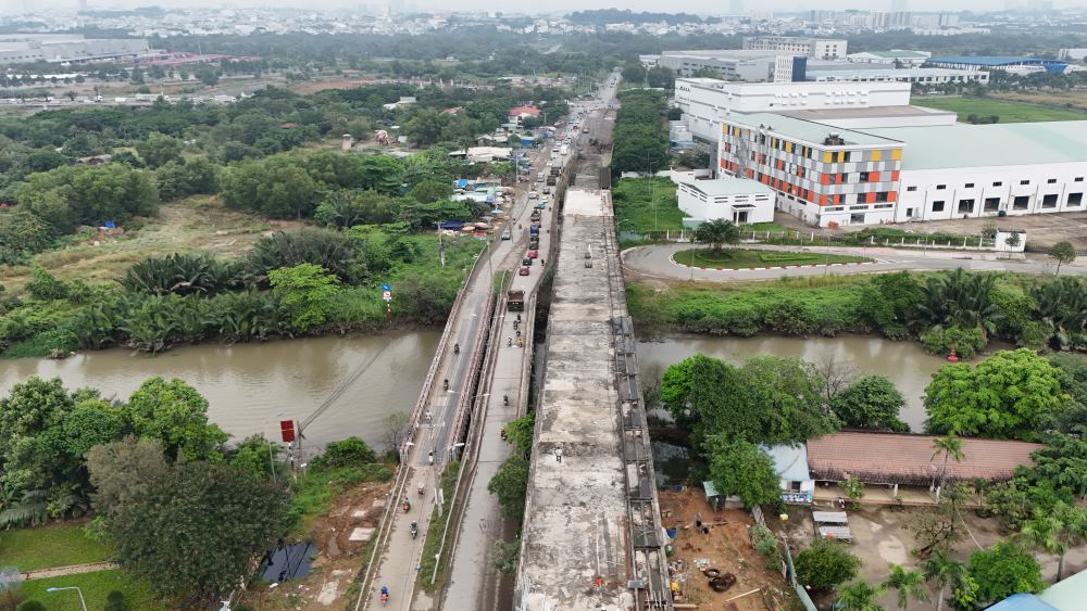  Cau Tang Long nam tren tuyen duong La Xuan Oai. Anh: Anh Tu