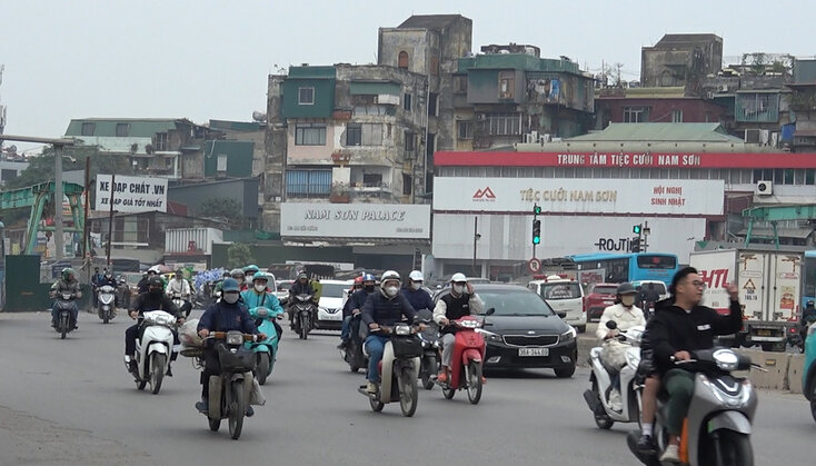 People concerned about proposal to ban "polluting" vehicles in Hanoi