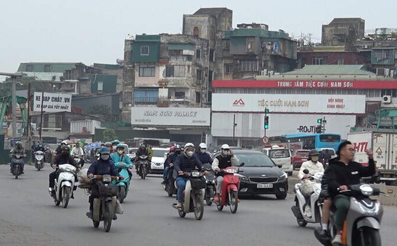 People concerned about proposal to ban "polluting" vehicles in Hanoi