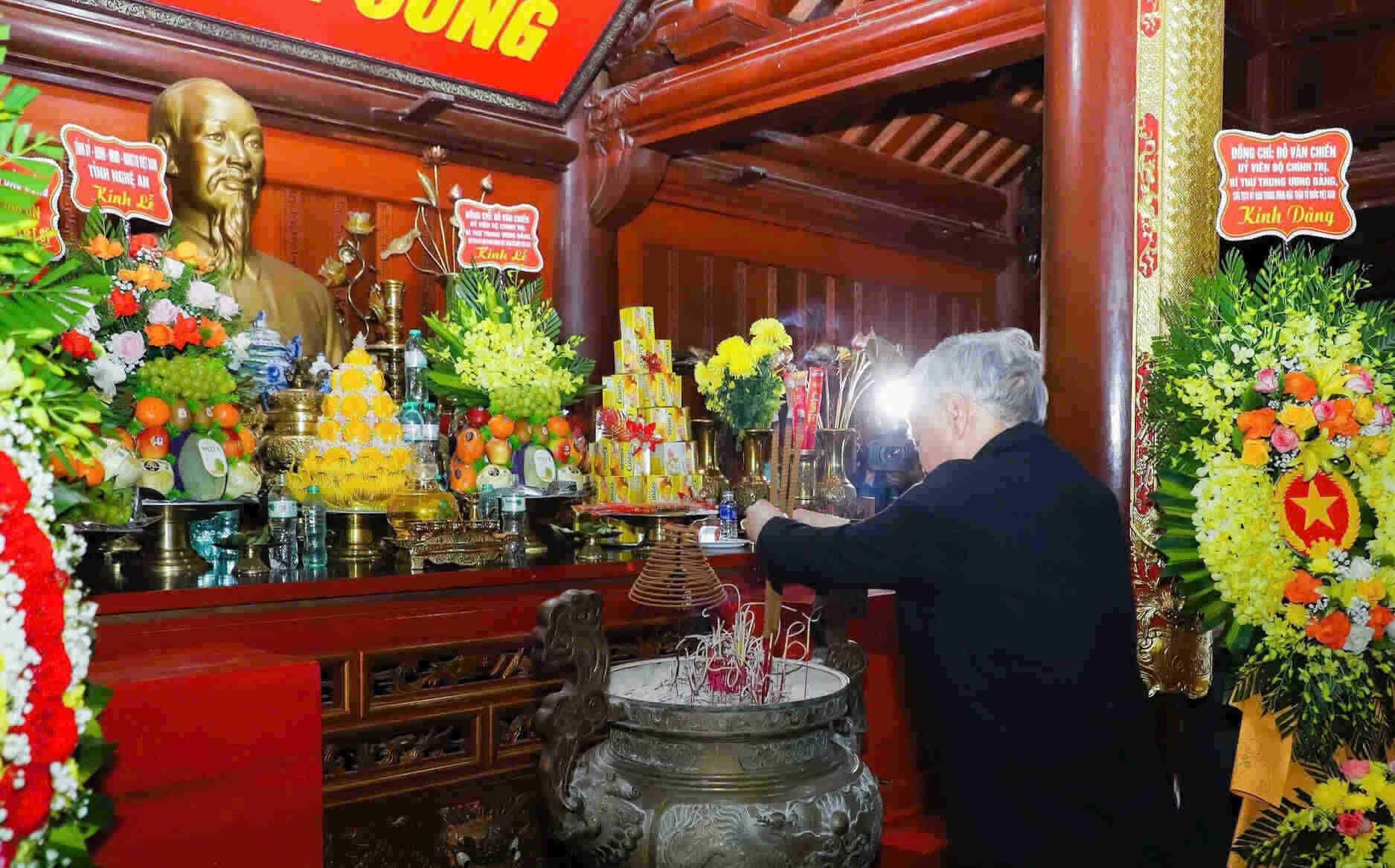 Chairman of the Central Committee of the Vietnam Fatherland Front Do Van Chien offers incense to commemorate President Ho Chi Minh and heroic martyrs at the Vietnam - Laos International Martyrs' Cemetery Memorial House. Photo: Hai Dang