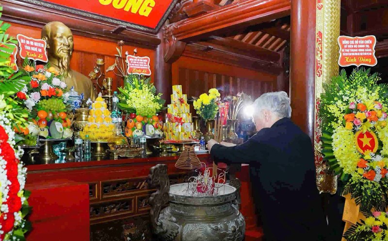 Chairman of the Central Committee of the Vietnam Fatherland Front Do Van Chien offers incense to commemorate President Ho Chi Minh and heroic martyrs at the Vietnam - Laos International Martyrs' Cemetery Memorial House. Photo: Hai Dang