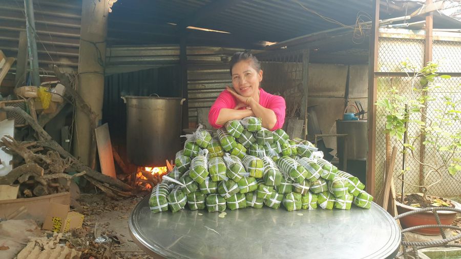 Ms. Bui Thi Ben prepares hundreds of banh tet cakes to give to workers on Tet 2024. Photo: Minh Tam