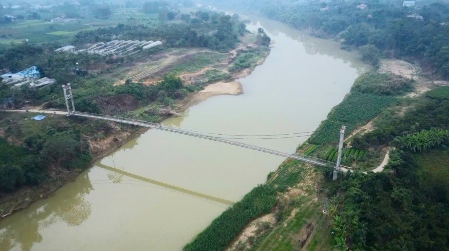 The Thac Nhat suspension bridge is in disrepair, causing people to feel insecure. Photo: Lam Thanh
