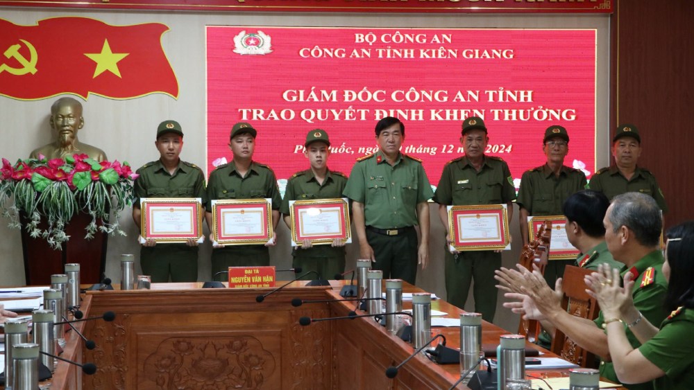 Colonel Nguyen Van Han awarded Certificates of Merit to individuals with achievements in ensuring security and order in Phu Quoc City. Photo: Tien Dung