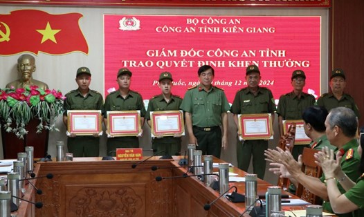 Đại tá Nguyễn Văn Hận trao Giấy khen cho các cá nhân có thành tích trong công tác bảo đảm an ninh trật tự ở TP Phú Quốc. Ảnh: Tiến Dũng