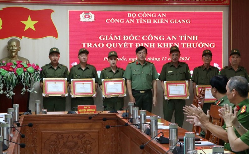 Colonel Nguyen Van Han awarded Certificates of Merit to individuals with achievements in ensuring security and order in Phu Quoc City. Photo: Tien Dung