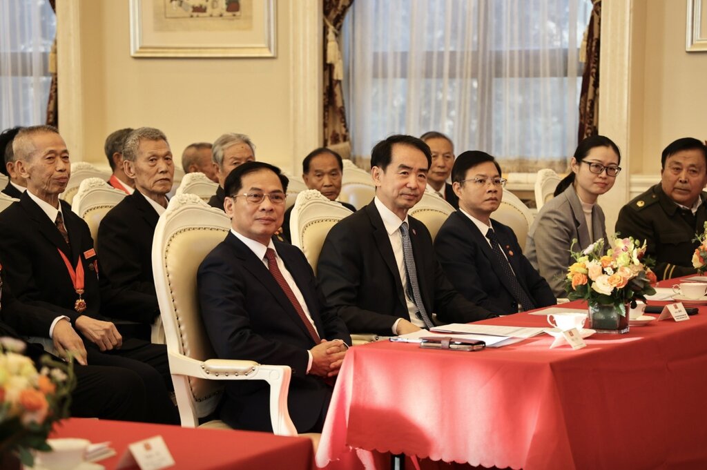 Deputy Prime Minister and Minister of Foreign Affairs Bui Thanh Son met with Chinese veterans and experts who helped Vietnam in the struggles for national independence and reunification. Photo: VGP