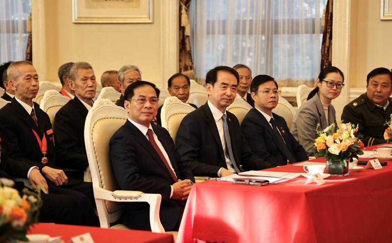 Deputy Prime Minister and Minister of Foreign Affairs Bui Thanh Son met with Chinese veterans and experts who helped Vietnam in the struggles for national independence and reunification. Photo: VGP