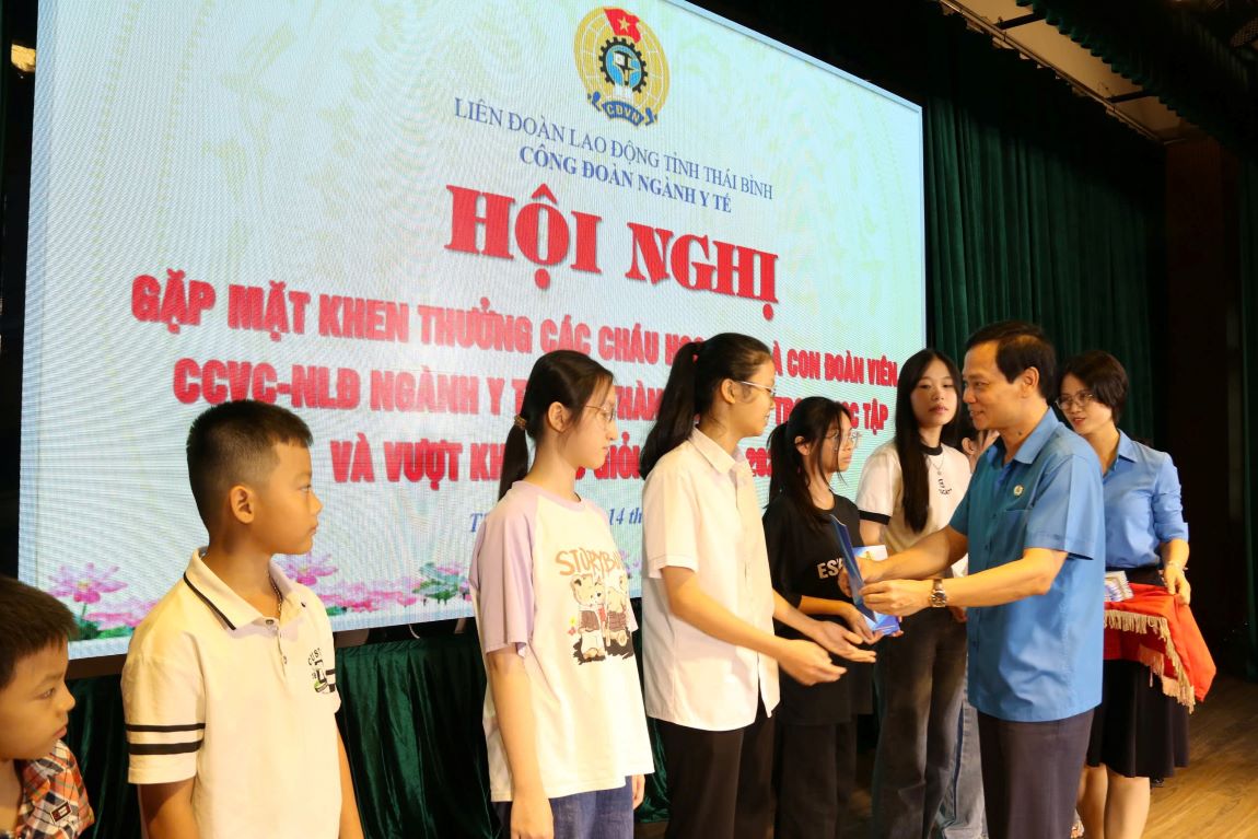 Permanent Vice President of Thai Binh Provincial Labor Federation Nguyen Thai Duong presented gifts to encourage children of union members and workers who have overcome difficulties to study well, organized by the Health Sector Labor Union. Photo: Ba Manh
