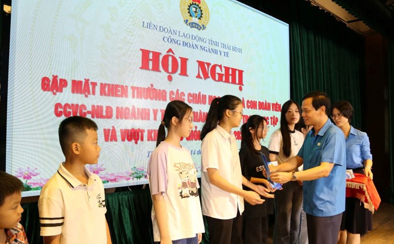 Permanent Vice President of Thai Binh Provincial Labor Federation Nguyen Thai Duong presented gifts to encourage children of union members and workers who have overcome difficulties to study well, organized by the Health Sector Labor Union. Photo: Ba Manh