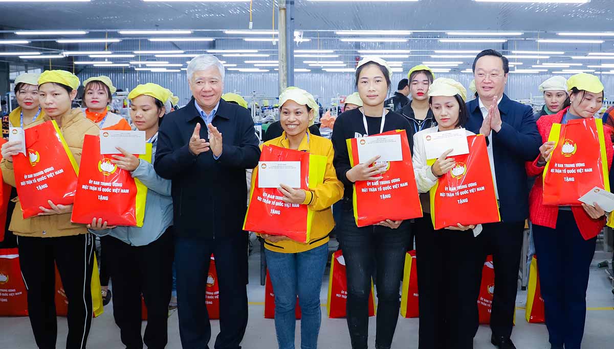 Chairman of the Central Committee of the Vietnam Fatherland Front Do Van Chien and Secretary of the Provincial Party Committee, Chairman of the People's Committee of Nghe An province Nguyen Duc Trung presented gifts to workers of Minh Anh - Con Cuong Garment Factory. Photo: Pham Bang